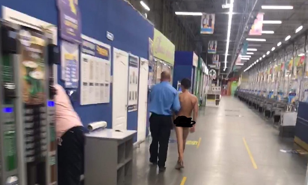 Голый омич решил закупиться в «Ленте» на Московке 