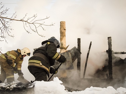 В Омске спасли семью пенсионеров из горевшего дома