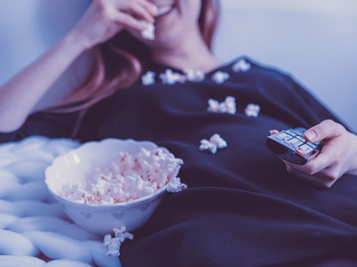 Более половины россиян предпочитают проводить досуг перед телевизором