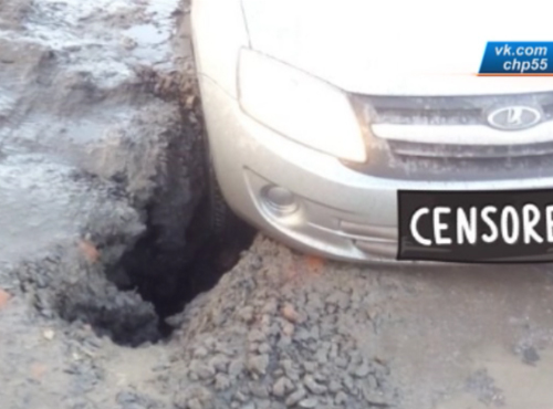 Автомобиль в Омске провалился в яму