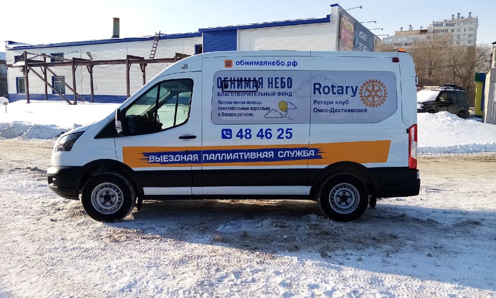 Фонд «Обнимая небо» получил автомобиль для перевозки лежачих больных