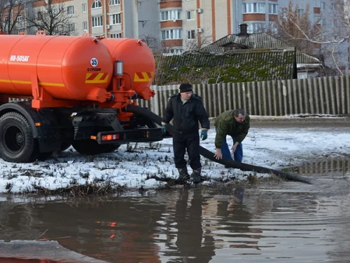 За выходные более чем с 30 улиц Омска откачали воду