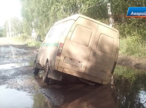 На одной из омских дорог под землю провалилась "Газель"