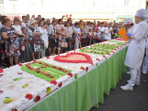 В Омске приготовили пирог длиной больше 5,5 меров