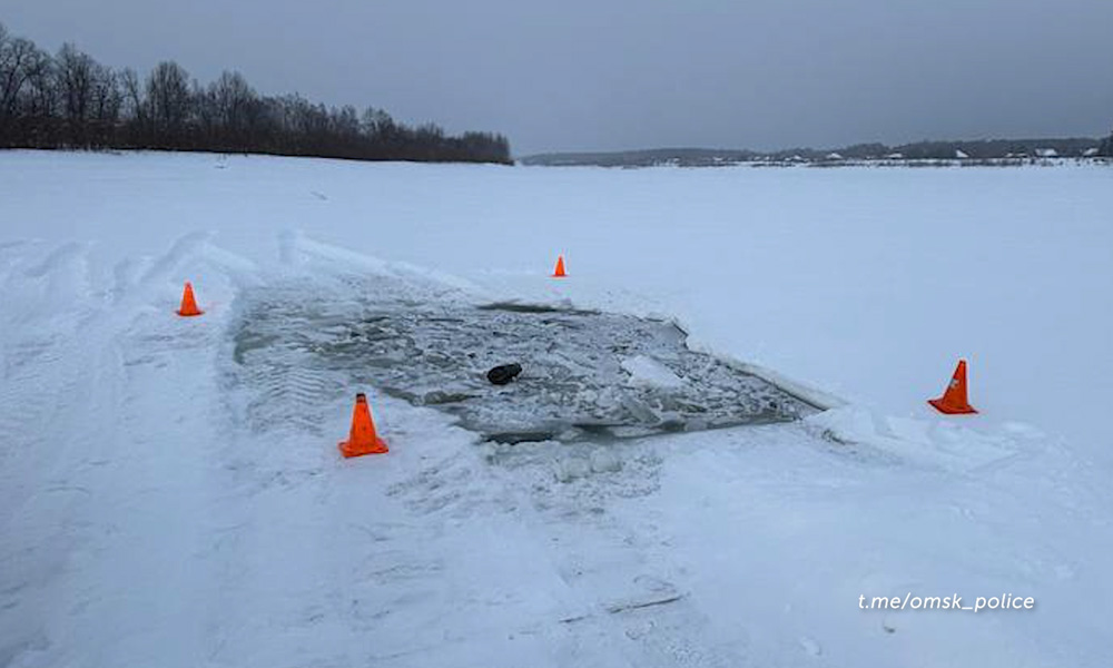 В Тевризском районе под лёд ушёл трактор
