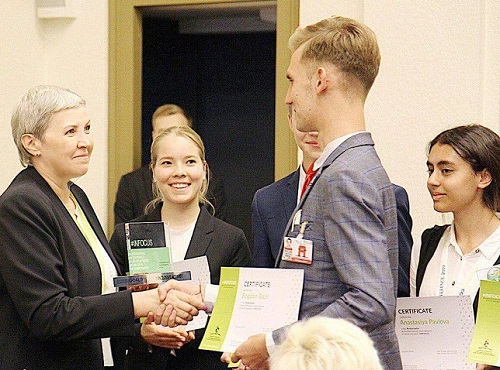 Омскому школьнику вручили награду на конференции ООН в Швейцарии