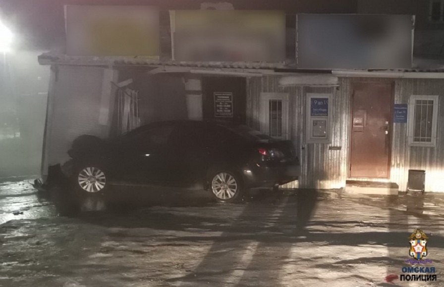 В Омской области автомобиль врезался в магазин