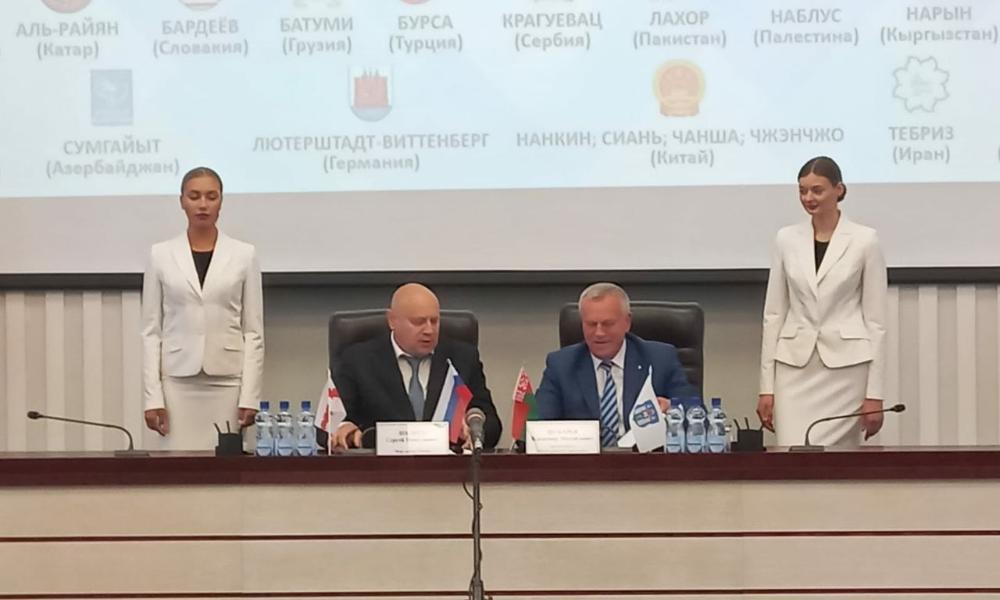 Сергей Шелест подписал договор о побратимстве Омска и Могилёва