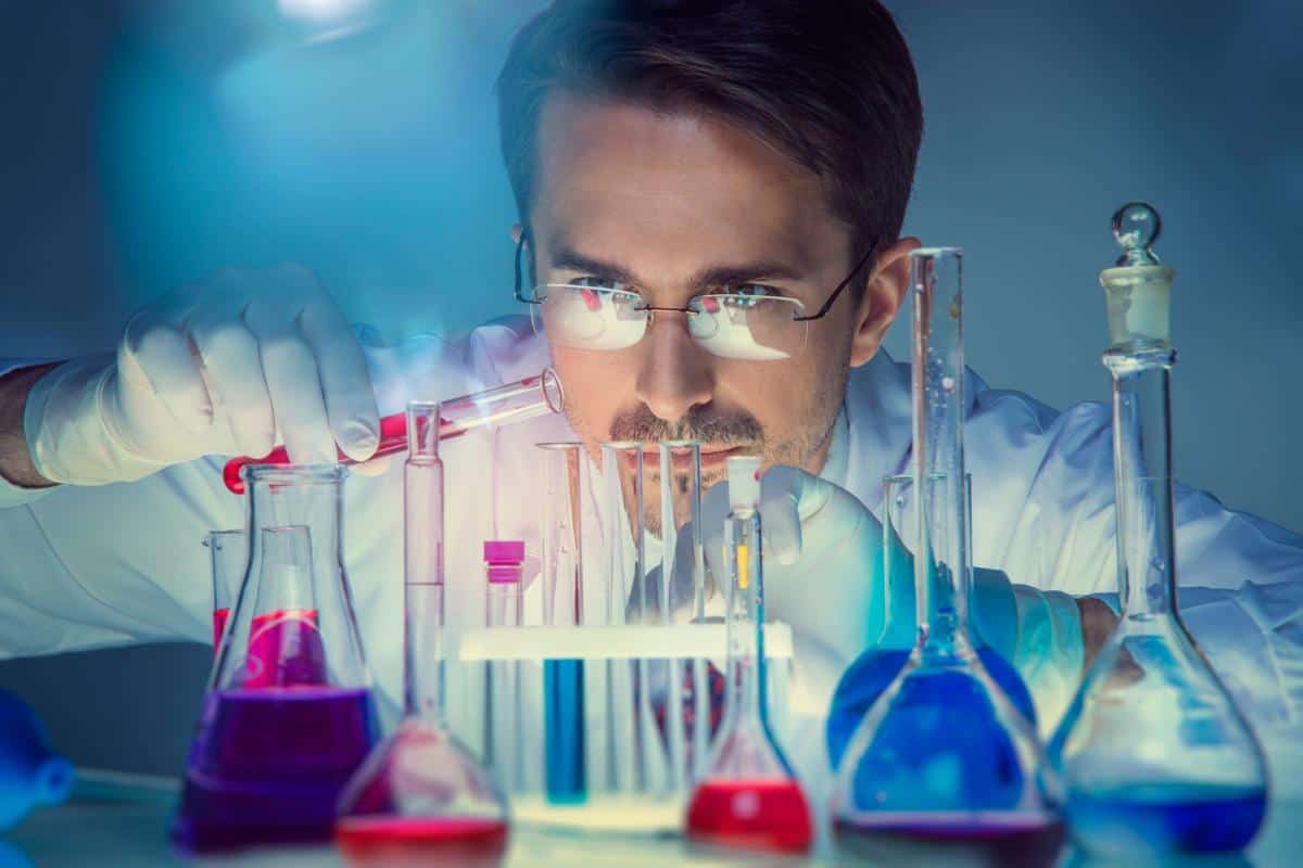 Первые лица региона поздравили омских химиков с праздником