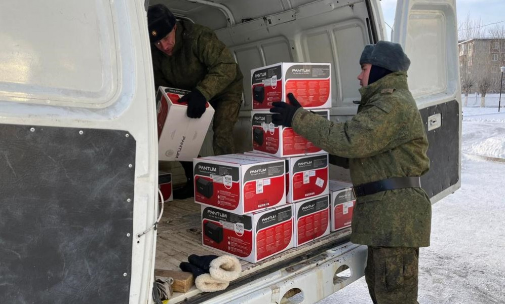 Омское правительство передало воинским частям новые квадрокоптеры и оргтехнику