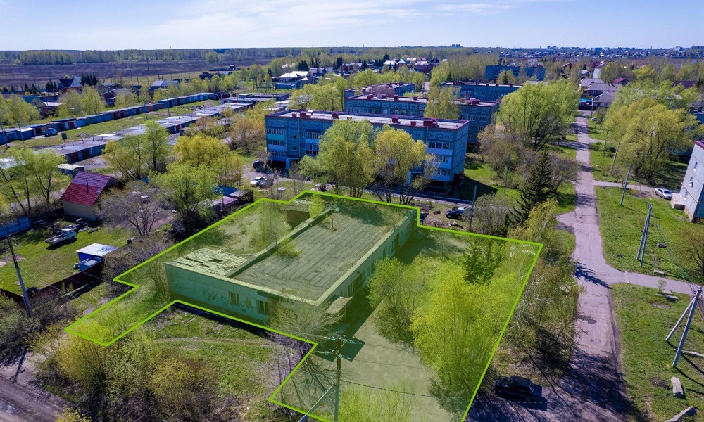 В омском селе продают заброшенное здание, которое можно переделать под ресторан либо автомойку