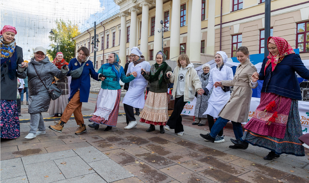 Этно-фешн показ, арт-мистерия, фолк-фьюжн концерт — это далеко не полная афиша проекта «По-сибирски»