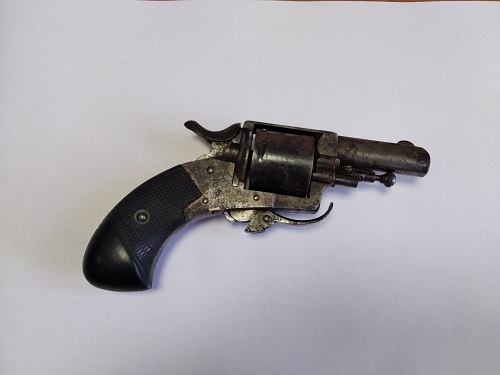 Омич добровольно сдал в Управление Росгвардии револьвер British Bull Dog