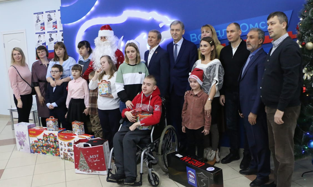 В Штабе «Единой России» омские парламентарии исполнили новогодние желания детей