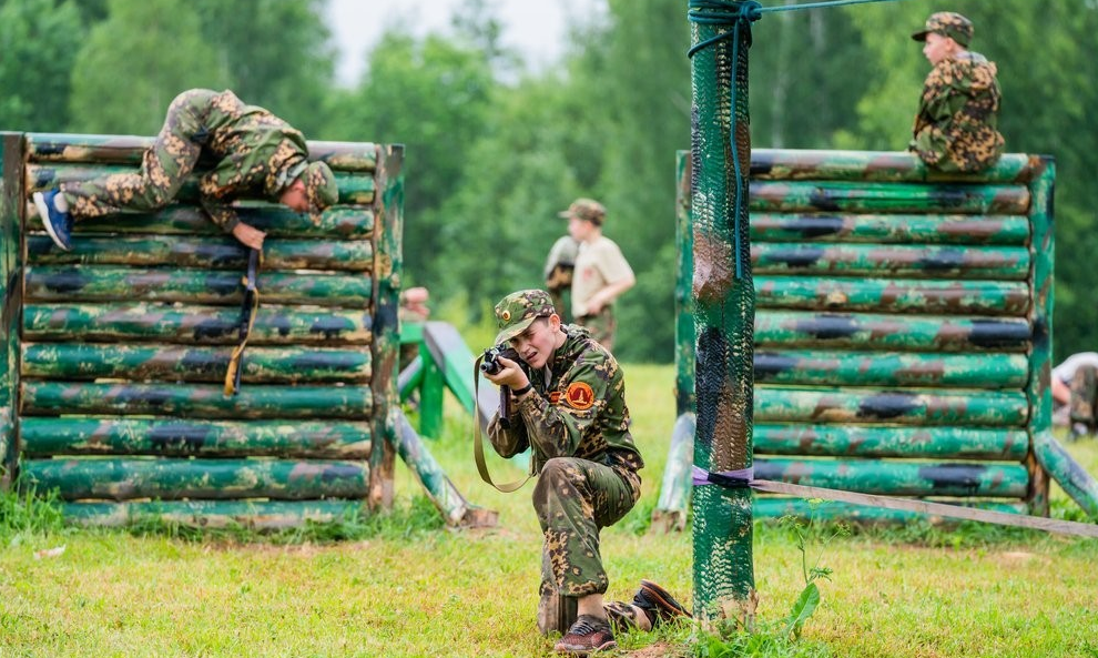 Метали лопатки, стреляли из винтовки: юные омичи завоевали право на оливковые береты