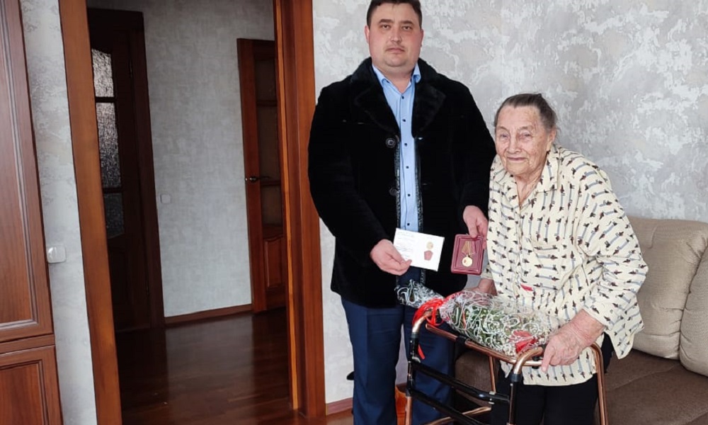В Крутинском муниципальном районе вручили первые юбилейные медали к 80-летию Победы