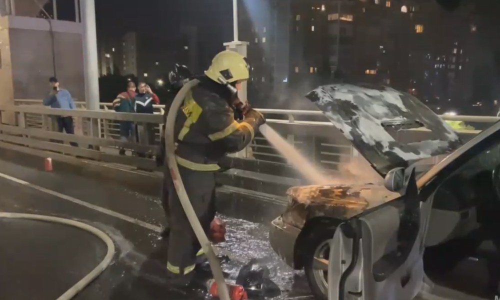 В Омске загорелся автомобиль на метромосту
