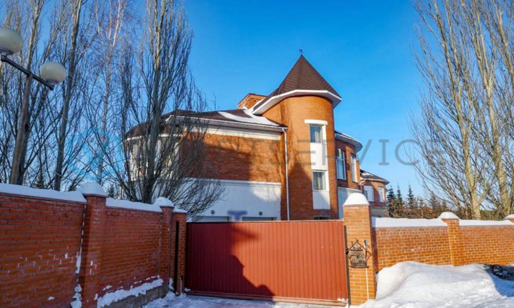 В Омске продают коттедж за 105 млн рублей