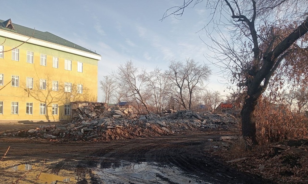 В Ленинском округе Омска снесли заброшенное здание детской психбольницы