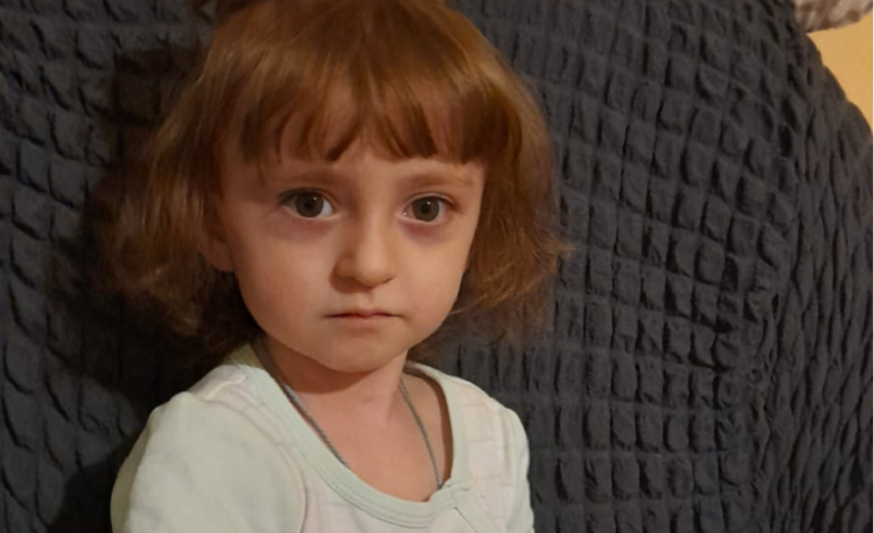 В Омске двухлетней девочке нужна помощь на лечение, уходовые средства и специальное питание