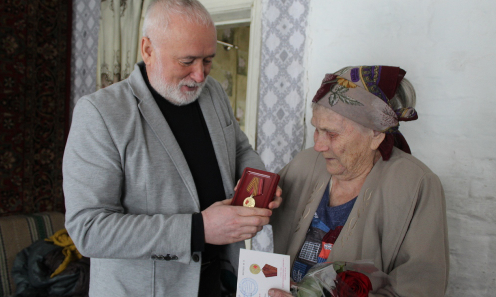Труженики тыла из Седельниковского района получили памятные медали «80 лет победы в Великой Отечественной войне 1941-1945 гг.» 