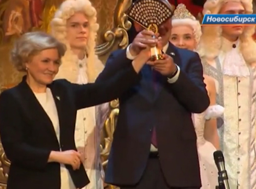 Символ Года театра начал своё путешествие по Сибири