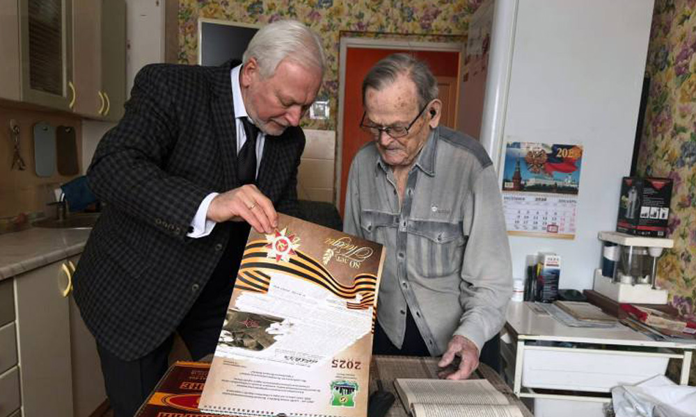 В Омске вручили подарки ветеранам войны в преддверии Нового года