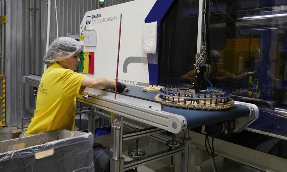 Омский завод пластмасс увеличил выпуск продукции на 1 200 единиц за смену