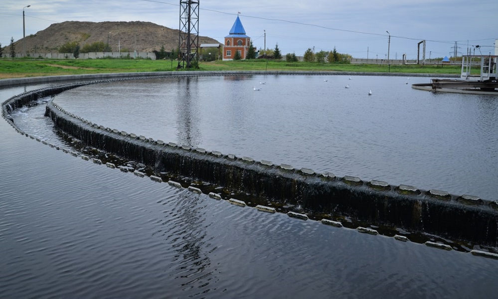 Сотрудники омского водоканала всю ночь боролись с мусором, который принесли ливневые воды
