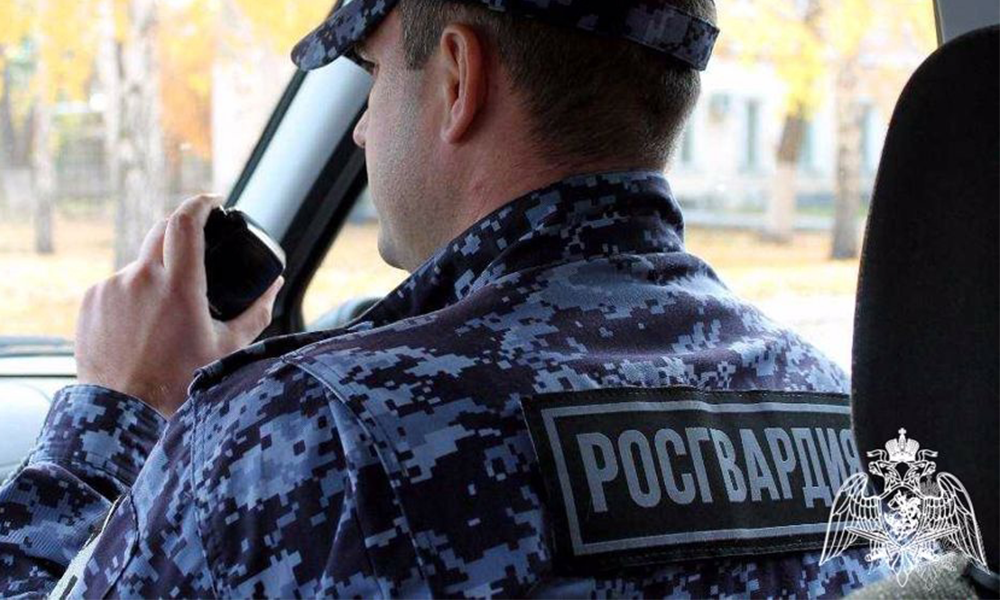 Омские росгвардейцы помогли потерявшемуся пенсионеру с проблемами зрения