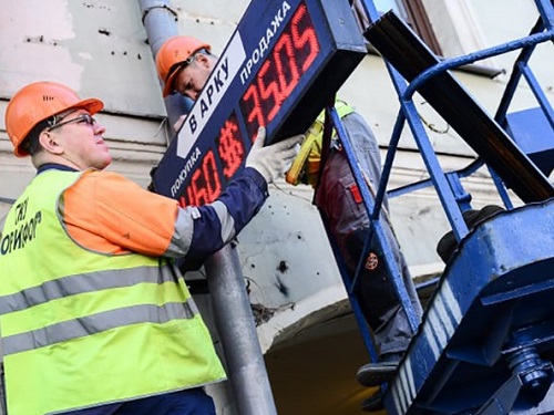 В Омске демонтировали несколько сотен неправильных вывесок и указателей