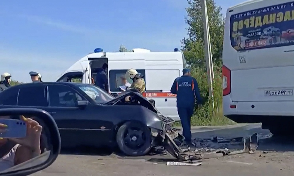 В Больших Полях микроавтобус с пассажирами столкнулся с иномаркой