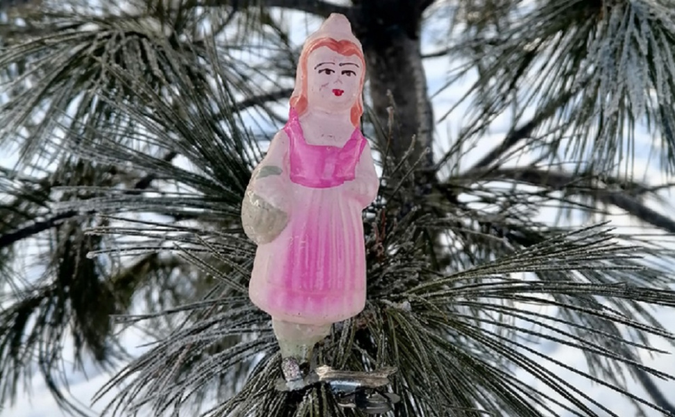 Узнать истории старинных новогодних игрушек омичи могут благодаря проекту "Ретроёлка" [ФОТО]