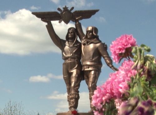 В Омске увековечили в бронзе летчика и техника