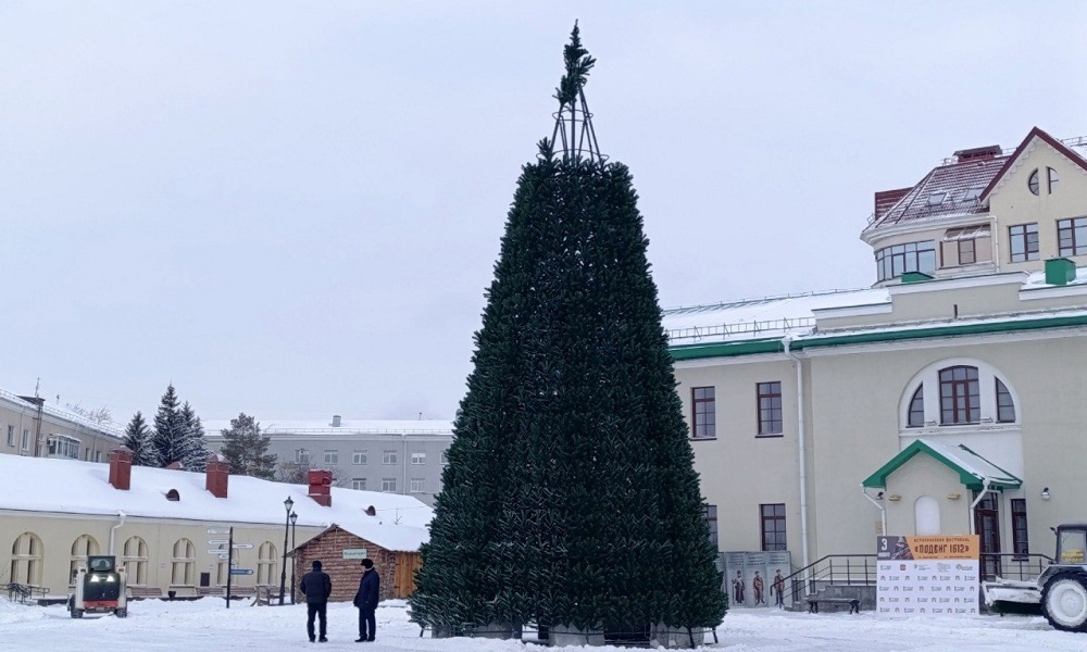 В Омской крепости монтируют новогоднюю ёлку