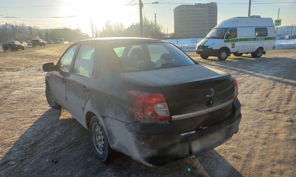 У омича за долги арестовали автомобиль