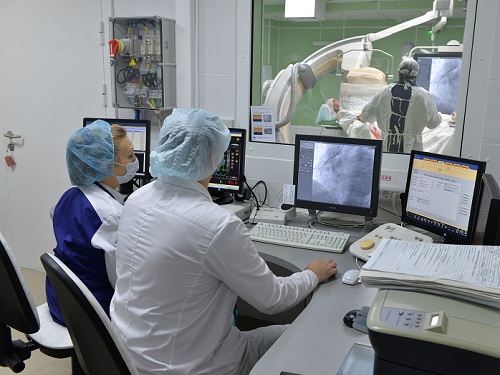 На омском севере выполнили первую операцию по стентированию сосудов на новом ангиографе