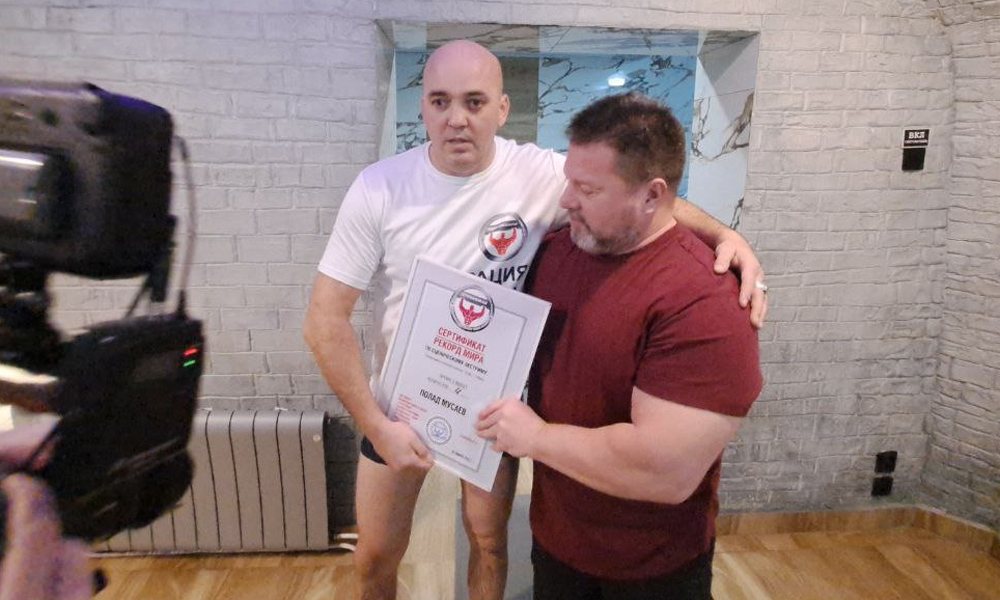 В Омске установили мировой рекорд по сгибанию арматур под водой