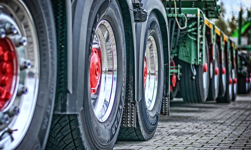 В Омской области ограничат движение сразу по 4 трассам для машин массой более 10 тонн