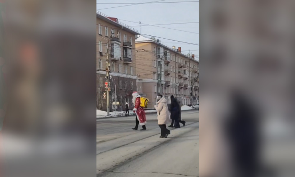 Омские курьеры перевоплотились в зимних волшебников