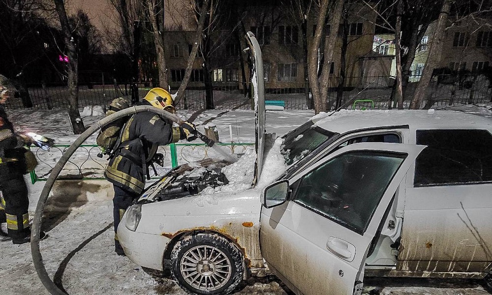 В Омске на улице Гашека потушили автомобиль
