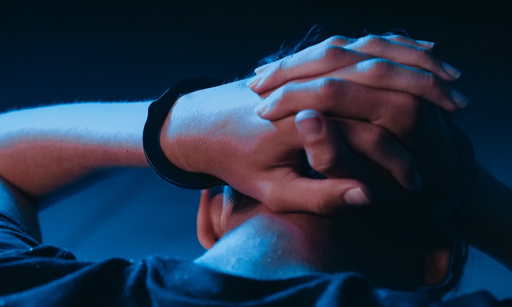 Три уголовных дела: в Омске рецидивист отбирал и воровал телефоны [ВИДЕО]