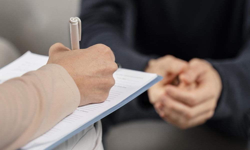 В Омской области откроют семь кабинетов медико-психологического консультирования для бойцов СВО