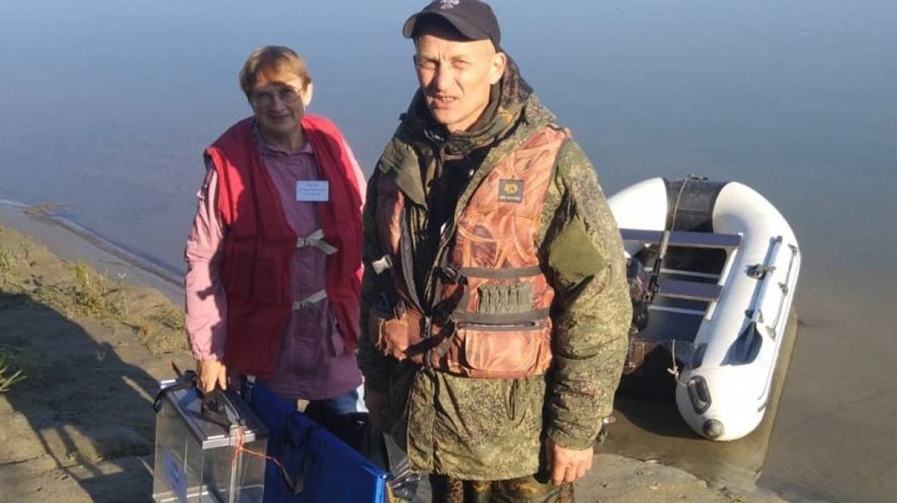 Для 48 избирателей Омской области бюллетени и ящик для голосования привезли на лодке по Иртышу