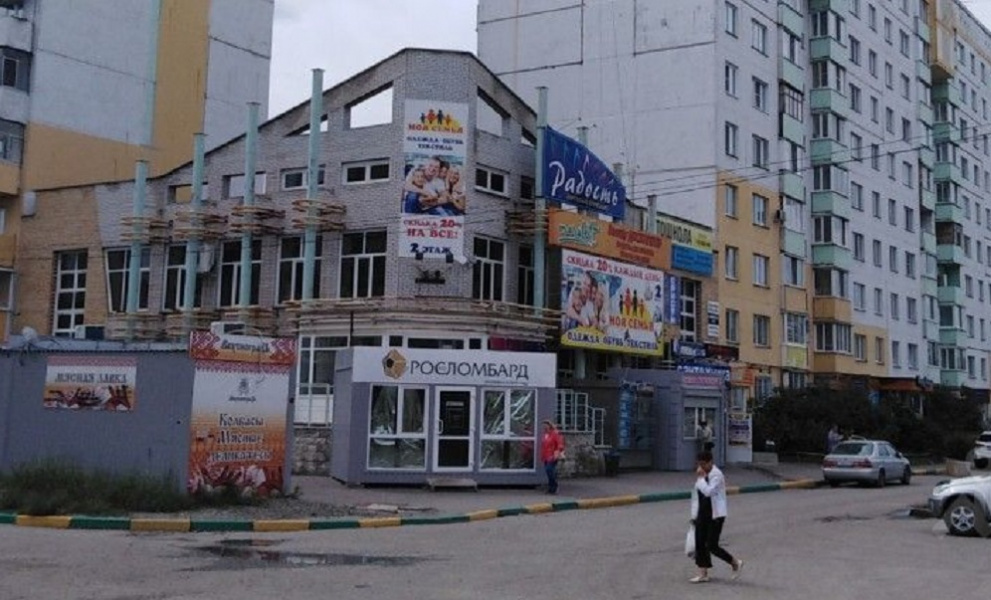 В Омске за 40 млн рублей продают трёхэтажный торговый комплекс на улице Ядринцева