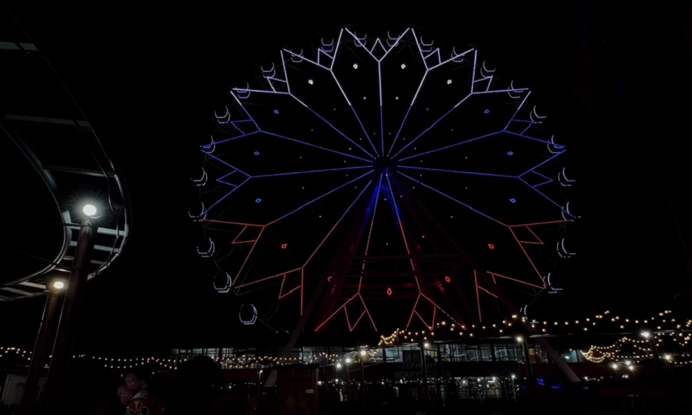В День народного единства омское колесо обозрения засияло триколором 