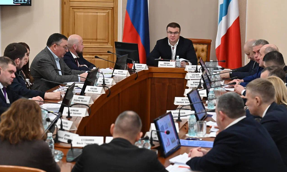 Виталий Хоценко провёл заключительное заседание строительного штаба и наградил специалистов отрасли