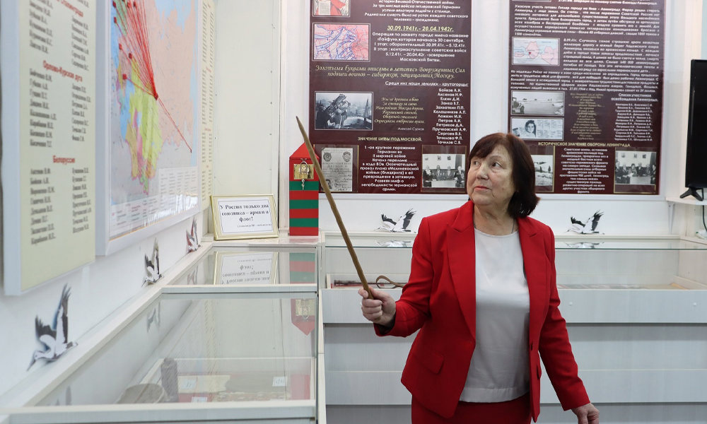 В омской школе при поддержке «Единой России» разместили выставку «Герои России — гордость Омской области»