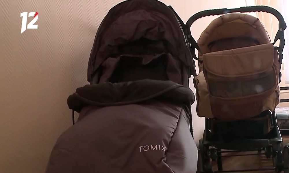 Омич сделал коляску-сани для удобства родителей маленьких детей