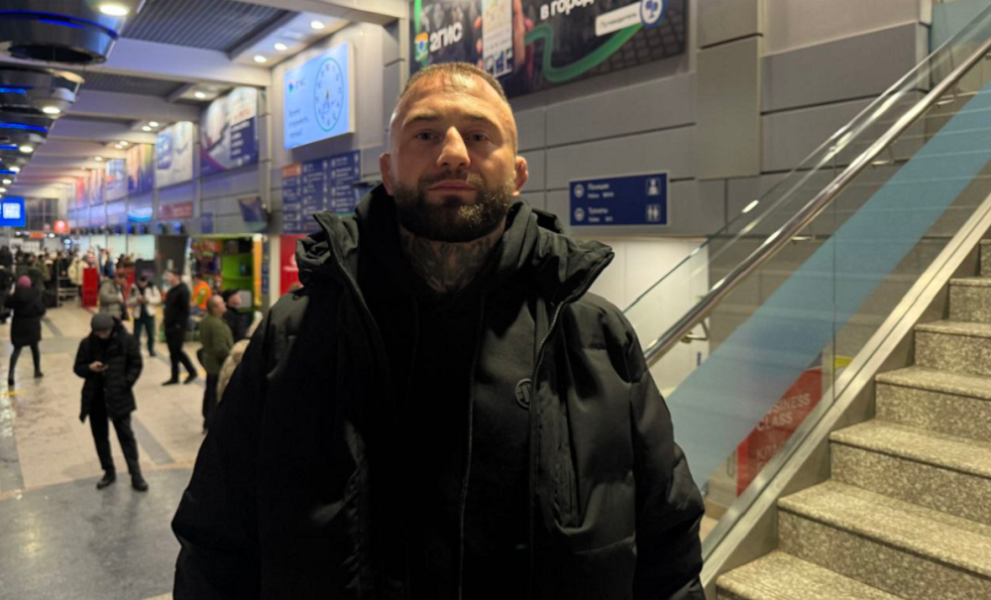 Польский боец Петр Недзельский прибыл в Омск